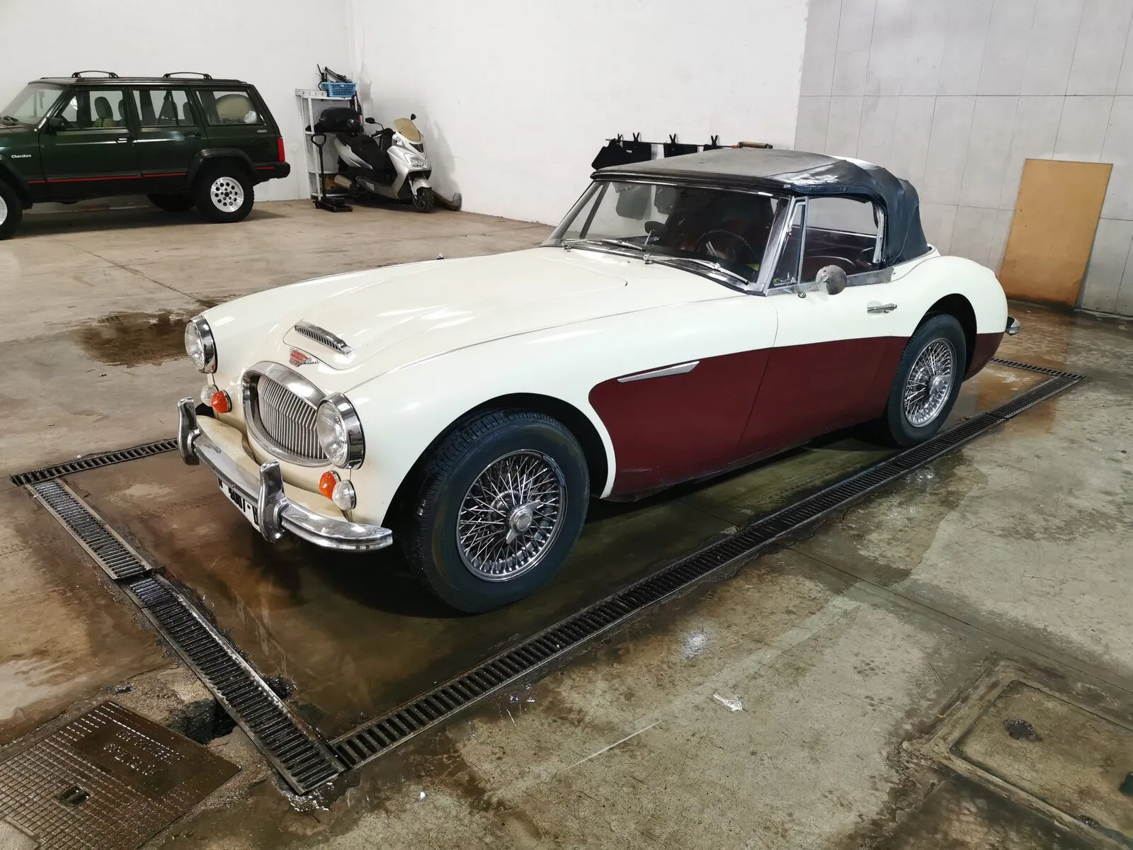 Classic convertible cared for at our Castellón car wash
