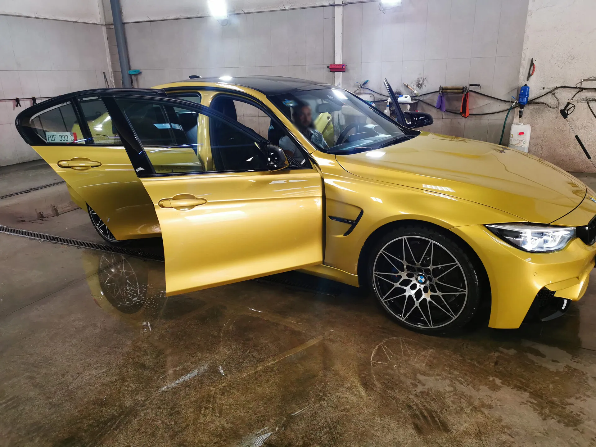 Sports car freshly hand-washed at Neo Car 3000