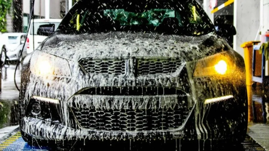 Hand car wash with active foam in Castellón, Spain