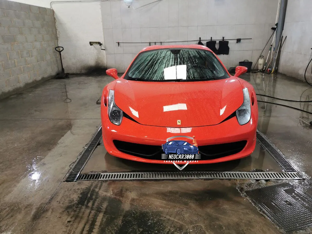 Red Ferrari at the Neo Car 3000 hand car wash in Castellón